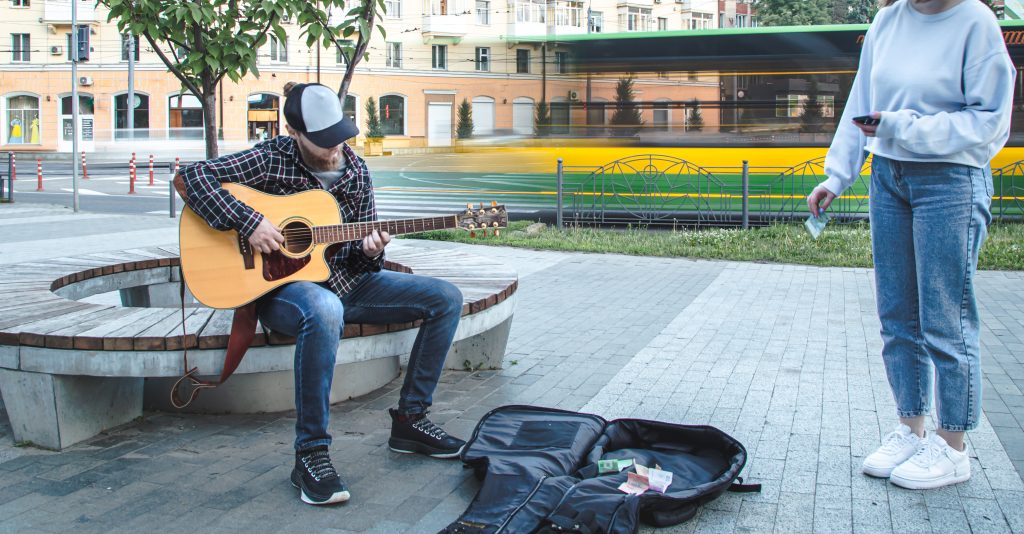 Уличные Музыканты в Барселоне: Искусство Самовыражения и Уважение к Правилам